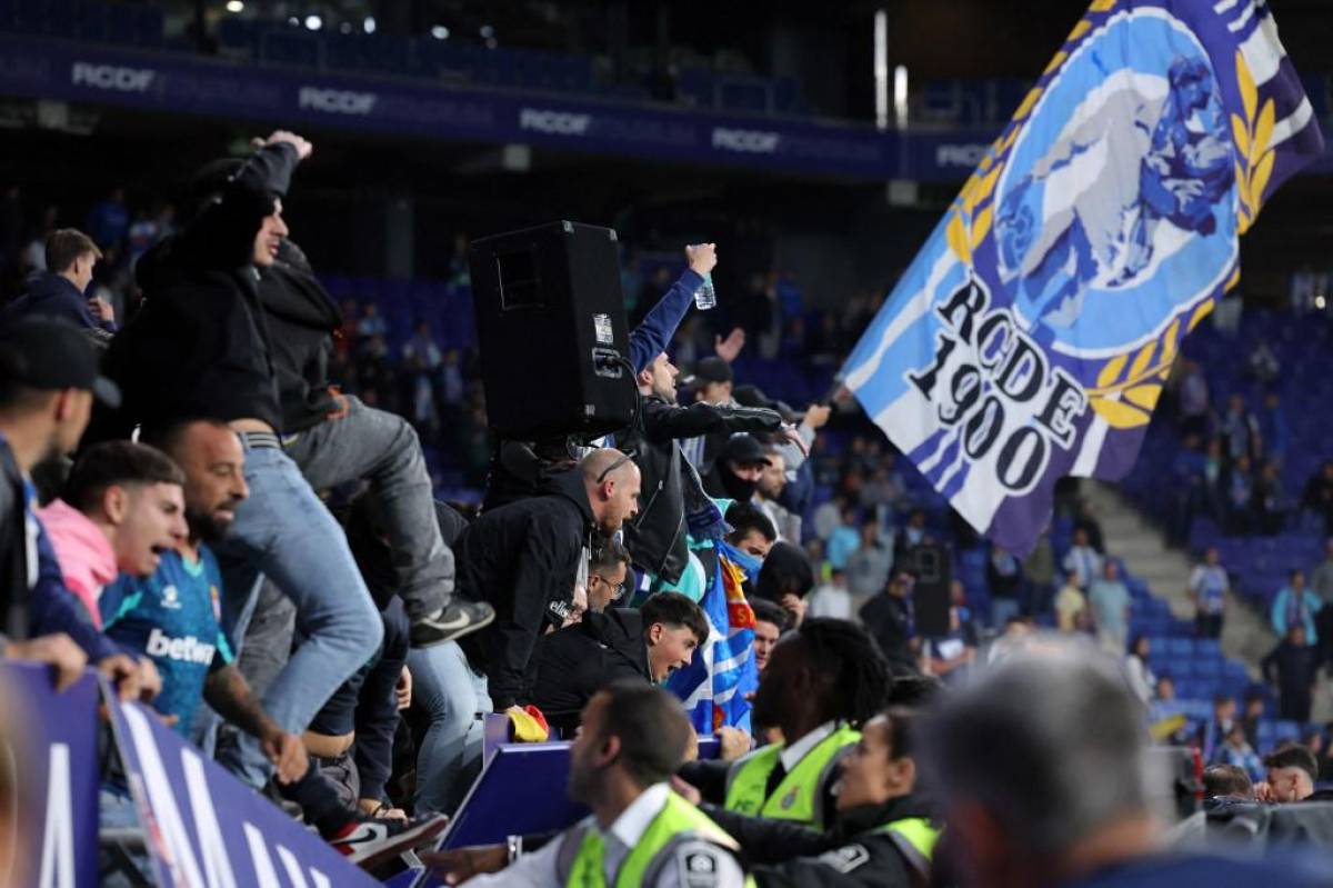 Pol Mica Ultras Del Espanyol Invaden El Campo Y Corren A Los